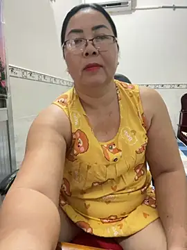 Snapshot of NDith chatting on November 19, 1:44 pm NDith online show from November 19, 1:44 pm