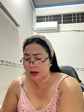 Snapshot of NDith chatting on November 21, 4:27 pm NDith online show from November 21, 4:27 pm