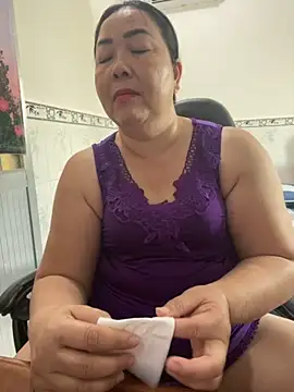 Snapshot of NDith chatting on December 3, 8:56 am NDith online show from December 3, 8:56 am