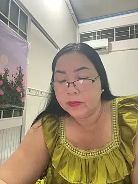 Snapshot of NDith chatting on December 4, 11:30 am NDith online show from December 4, 11:30 am