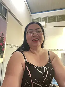 Snapshot of NDith chatting on December 4, 11:35 pm NDith online show from December 4, 11:35 pm