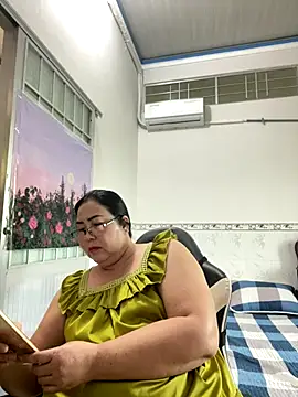 Snapshot of NDith chatting on December 15, 9:35 am NDith online show from December 15, 9:35 am