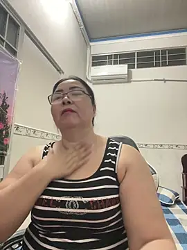 Snapshot of NDith chatting on December 17, 11:27 am NDith online show from December 17, 11:27 am