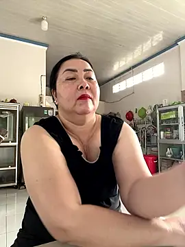 Snapshot of NDith chatting on January 11, 1:32 am NDith online show from January 11, 1:32 am