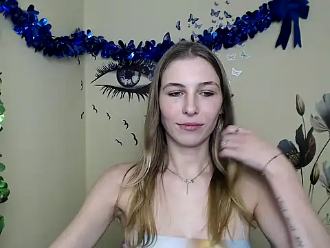 Snapshot of StrangerGi chatting on December 25, 10:28 am StrangerGi online show from December 25, 10:28 am