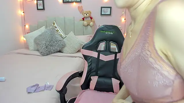 emilyharrix online show from February 4, 9:20 pm