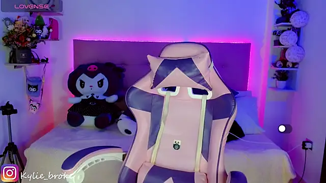 Kylie brokee online show from December 27, 9:11 pm