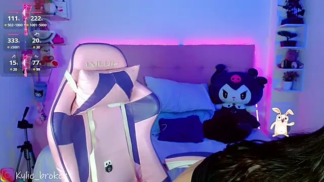 Kylie brokee online show from February 24, 9:09 pm