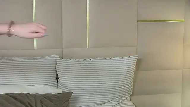 Snapshot of AliceMoreno chatting on October 17, 5:04 pm AliceMoreno online show from October 17, 5:04 pm