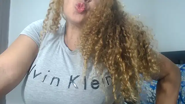 Snapshot of BustyAmanda chatting on February 21, 4:18 am BustyAmanda online show from February 21, 4:18 am