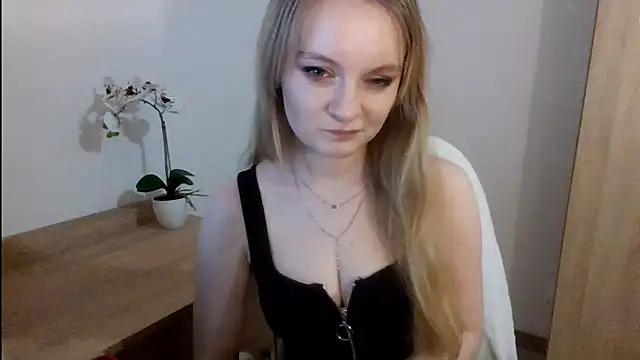 Snapshot of AlmaHoney chatting on February 4, 12:08 am AlmaHoney online show from February 4, 12:08 am