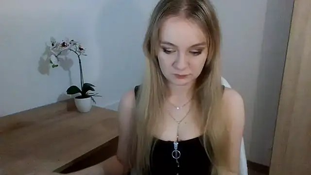 Snapshot of AlmaHoney chatting on February 4, 4:08 pm AlmaHoney online show from February 4, 4:08 pm