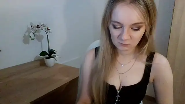 Snapshot of AlmaHoney chatting on February 4, 7:11 pm AlmaHoney online show from February 4, 7:11 pm