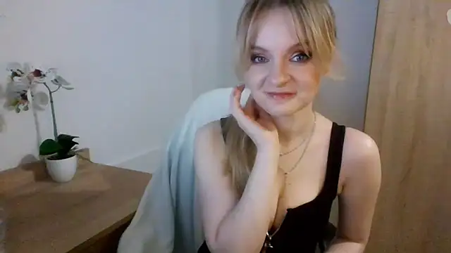 Snapshot of AlmaHoney chatting on March 7, 12:15 am AlmaHoney online show from March 7, 12:15 am