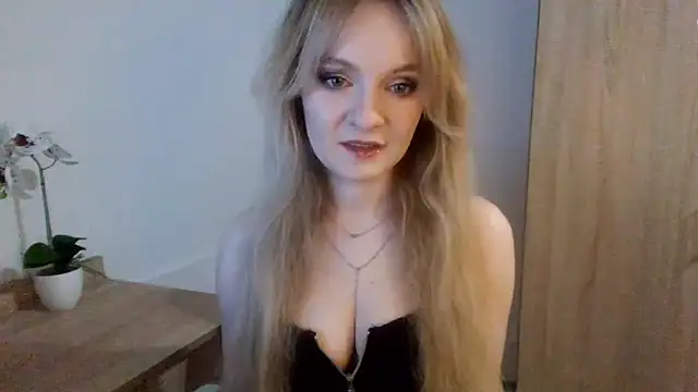 Snapshot of AlmaHoney chatting on March 16, 9:05 pm AlmaHoney online show from March 16, 9:05 pm