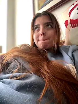 Snapshot of Cloew_Marz chatting on December 18, 4:24 pm Cloew Marz online show from December 18, 4:24 pm