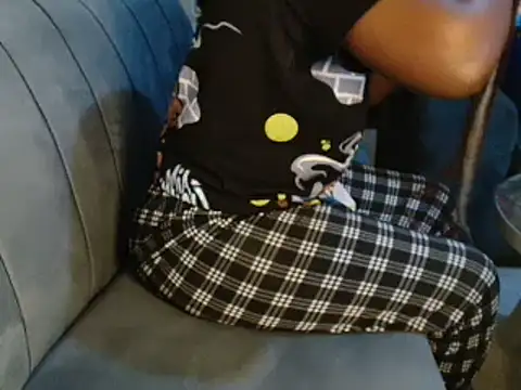 Snapshot of leslysexygirl chatting on February 22, 3:34 am leslysexygirl online show from February 22, 3:34 am