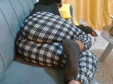 Snapshot of leslysexygirl chatting on November 26, 6:25 am leslysexygirl online show from November 26, 6:25 am