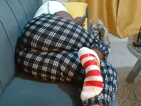 Snapshot of leslysexygirl chatting on December 1, 9:47 am leslysexygirl online show from December 1, 9:47 am