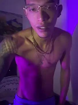 Snapshot of TommyGun_22 chatting on March 7, 3:40 am TommyGun 22 online show from March 7, 3:40 am