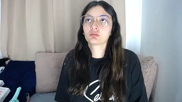 lessliee22  online show from April 4, 7:50 am