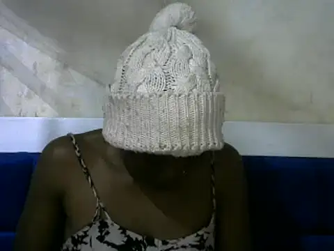 Snapshot of beauty_petite chatting on December 11, 8:39 pm beauty petite online show from December 11, 8:39 pm