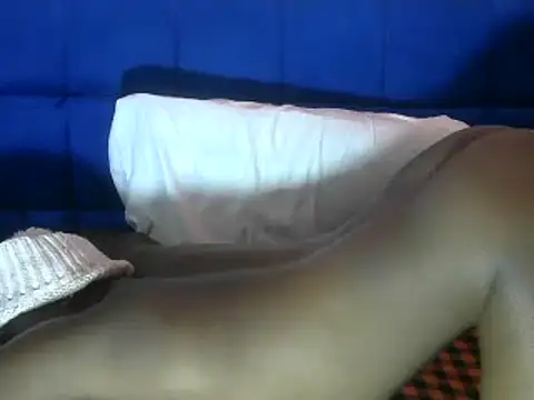 Snapshot of beauty_petite chatting on December 13, 4:11 am beauty petite online show from December 13, 4:11 am