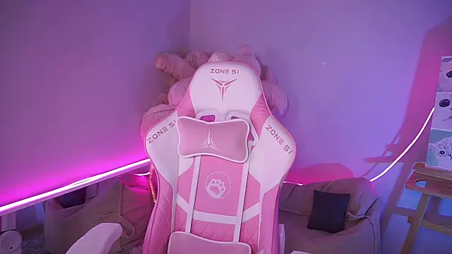 Snapshot of AnnLevine chatting on December 5, 2:03 pm AnnLevine online show from December 5, 2:03 pm