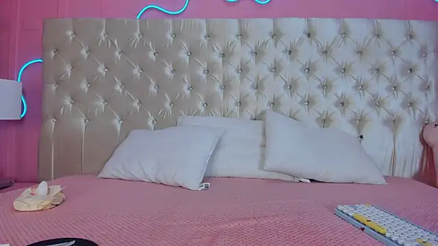 Julieta Cortes   online show from February 12, 12:11 pm