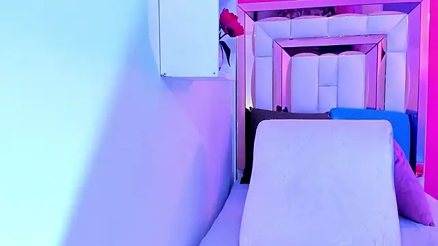 Snapshot of Alanna_hot3 chatting on December 5, 7:54 pm Alanna hot3 online show from December 5, 7:54 pm