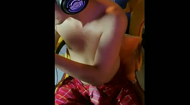 Snapshot of cloudyth1994 chatting on December 7, 3:52 pm cloudyth1994 online show from December 7, 3:52 pm