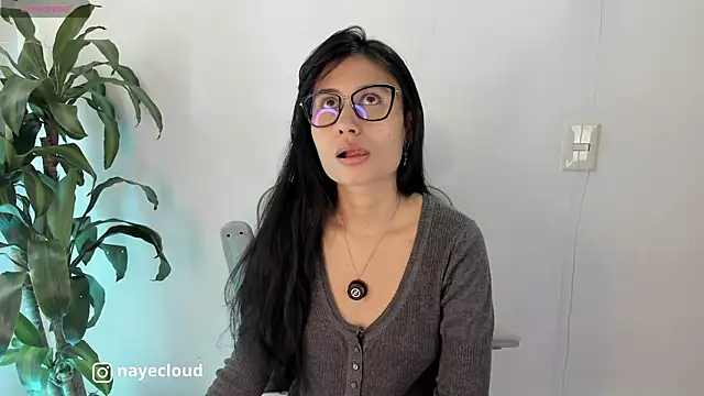 NayeCloud online show from May 14, 2:57 pm