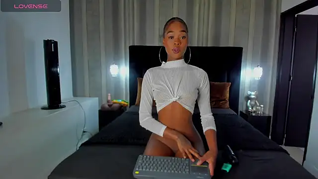 Snapshot of LiaJohnnson chatting on February 21, 9:32 pm LiaJohnnson online show from February 21, 9:32 pm