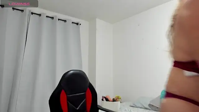 Snapshot of Sanddi_milff chatting on March 4, 9:43 pm Sanddi milff online show from March 4, 9:43 pm