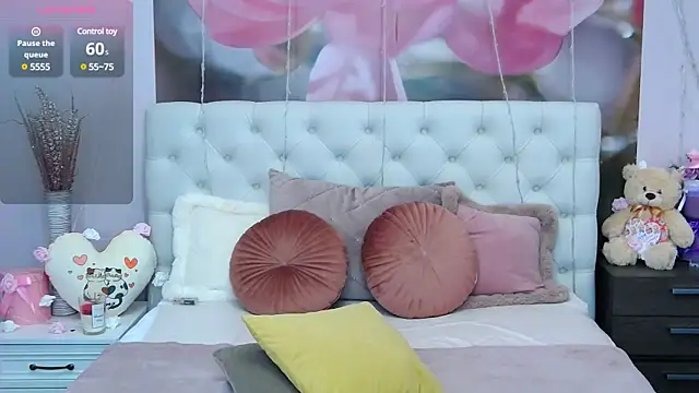 Snapshot of VioletUmi chatting on March 5, 6:44 am VioletUmi online show from March 5, 6:44 am