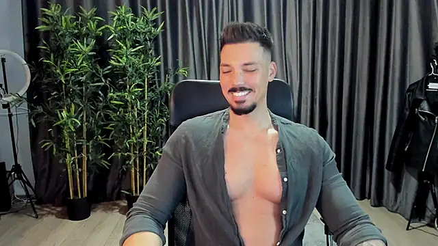 HaydenSpearss online show from December 7, 8:00 am