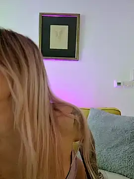 Snapshot of EileX_official chatting on February 18, 7:10 am EileX official online show from February 18, 7:10 am