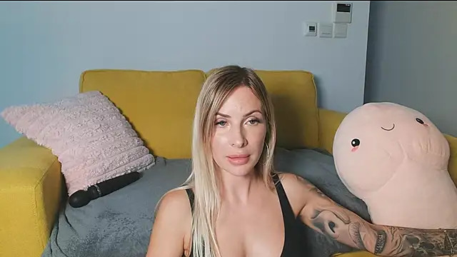 Snapshot of EileX_official chatting on March 5, 4:57 pm EileX official online show from March 5, 4:57 pm