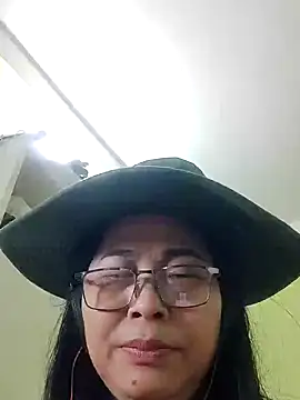 Snapshot of Hangem111 chatting on April 27, 4:05 pm Hangem111 online show from April 27, 4:05 pm