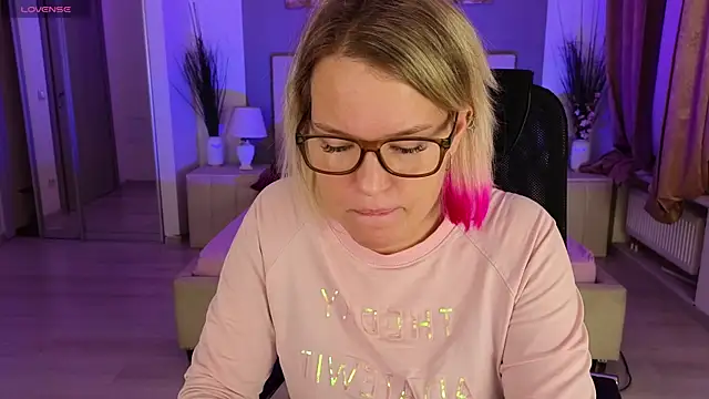 EVAshinyGIRL online show from December 16, 7:37 am