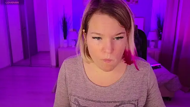 EVAshinyGIRL online show from January 27, 7:45 am