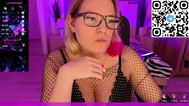 EVAshinyGIRL online show from February 8, 11:01 am