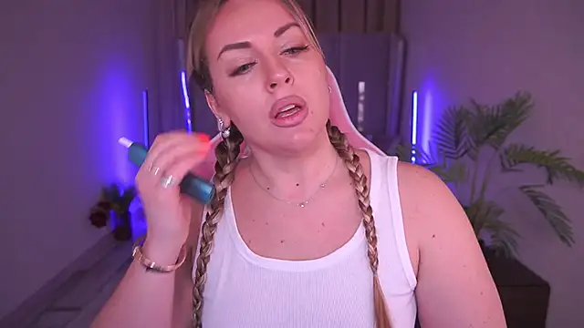 Snapshot of KiraCandyS chatting on February 1, 8:58 pm KiraCandyS online show from February 1, 8:58 pm