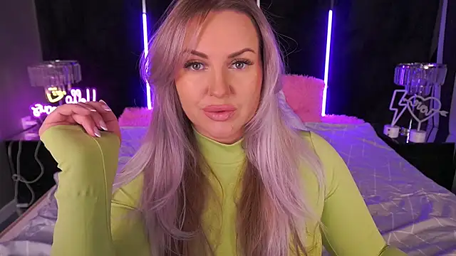 Snapshot of KiraCandyS chatting on October 5, 9:34 pm KiraCandyS online show from October 5, 9:34 pm