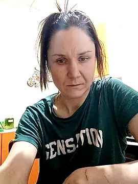 Snapshot of Holly_Bette chatting on February 4, 4:48 am Holly Bette online show from February 4, 4:48 am