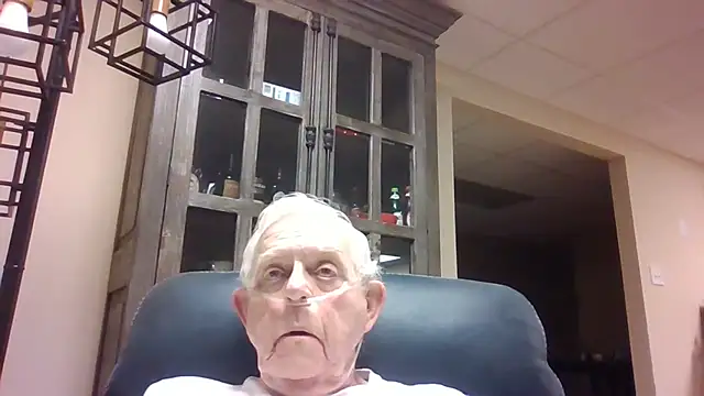 Snapshot of bootlegmanz chatting on December 14, 2:28 am bootlegmanz online show from December 14, 2:28 am