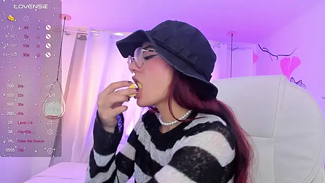 sophiecherry  online show from December 7, 7:32 pm