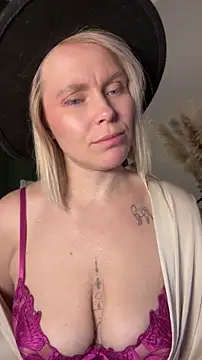 Charming Daphny online show from April 8, 4:40 pm