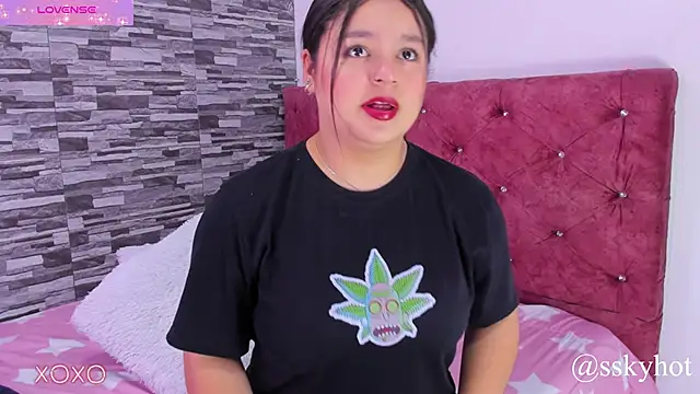 Snapshot of skyhotgirll chatting on January 11, 7:16 pm skyhotgirll online show from January 11, 7:16 pm