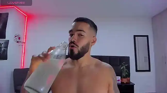 Snapshot of Alexander_Martines chatting on February 8, 11:24 pm Alexander Martines online show from February 8, 11:24 pm